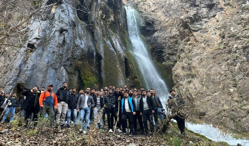 Hakkari'ye gelen gençler, tarihi yapıları ve doğal güzelliklerin bulunduğu yerleri gezdi