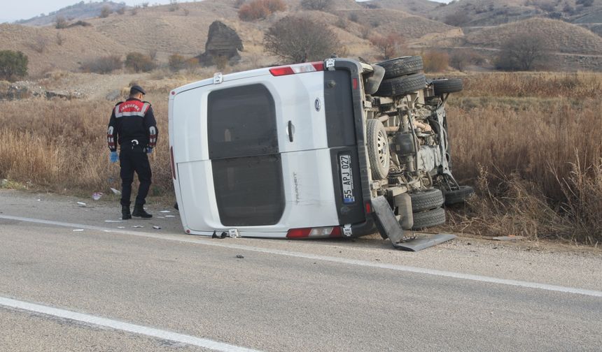 İşçi servisi ile traktörün çarpışması sonucu 16 kişi yaralandı