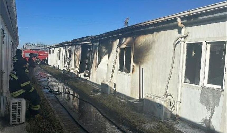 Konteyner yatakhanede çıkan yangında 4 işçi yaralandı