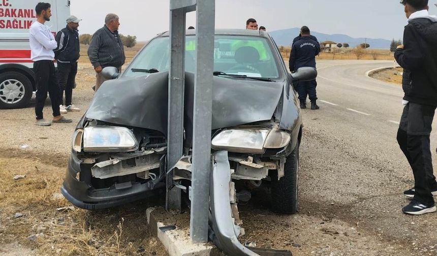 Konya'da elektrik direğine çarpan otomobildeki 4 kişi yaralandı