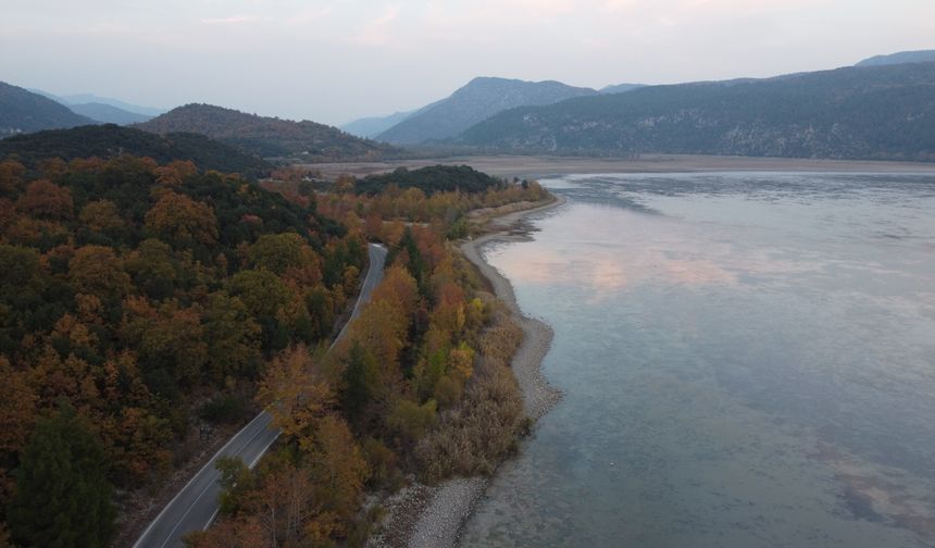 Kovada Gölü sonbaharda eşsiz renk cümbüşü yaşatıyor