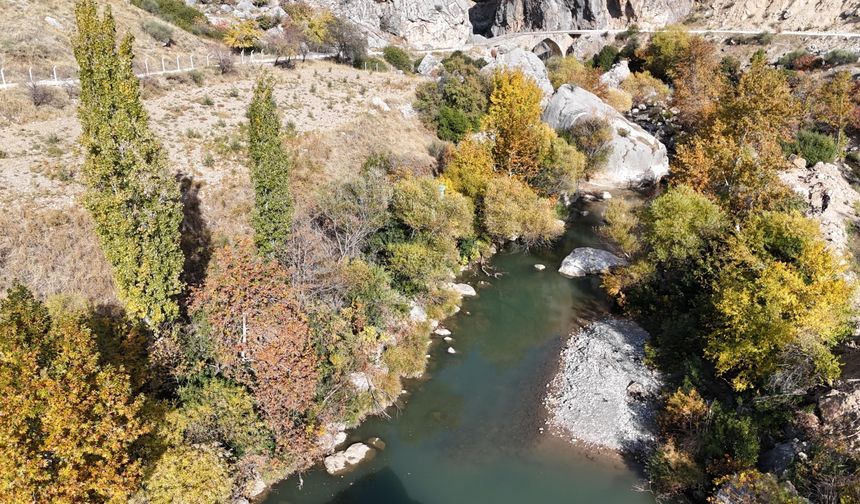 Nemrut Dağı eteklerinde sonbahar renkleri hakim oldu