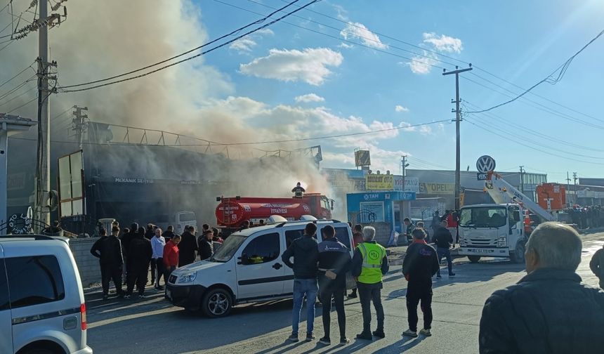 Oto tamirhanesinde çıkan yangında 3 araç kullanılamaz hale geldi