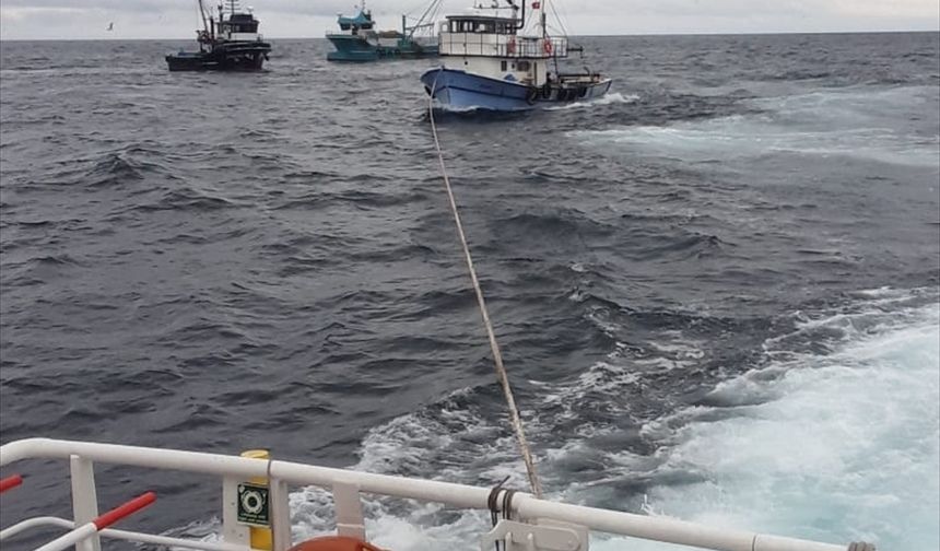 Sarıyer açıklarında batma tehlikesi yaşayan balıkçı teknesi kurtarıldı