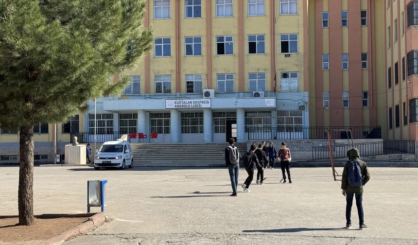 Siirt'te 19 öğrenci gıda zehirlenmesi şüphesiyle hastaneye kaldırıldı