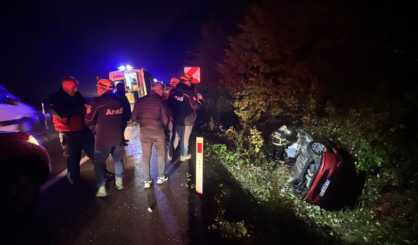 Su kanalına devrilen otomobildeki 4 kişi yaralandı