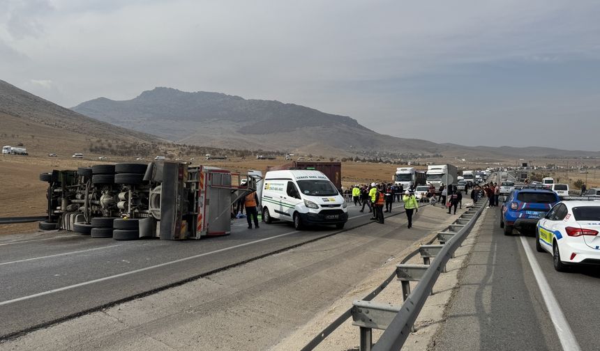 Süt tankeriyle kamyonun çarpıştığı kazada 2 kişi yaşamını yitirdi