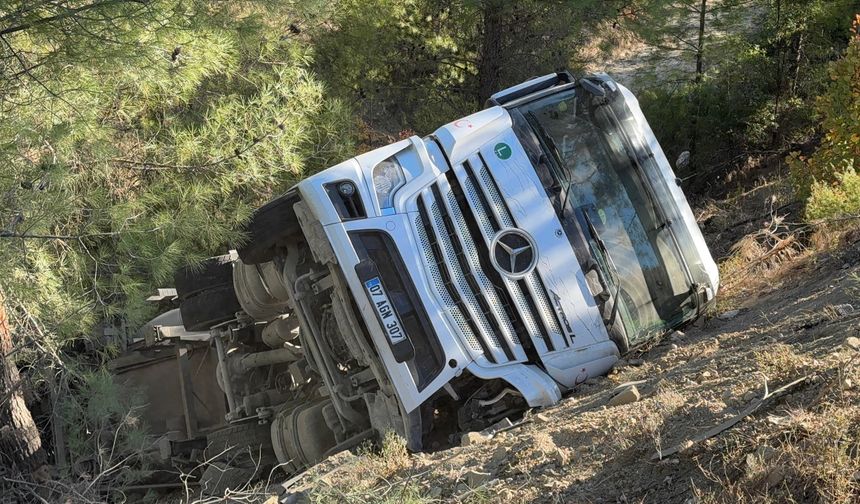 Tır ile üç otomobilin karıştığı kazada 2 kişi öldü, 6 kişi yaralandı