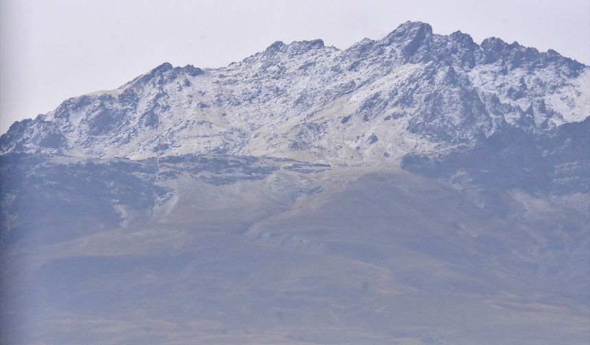 Van ile Hakkari'nin yüksek kesimlerinde kar ve sis etkili oldu