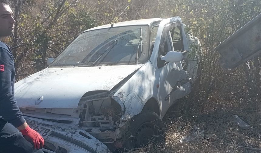 Bariyerlere çarpıp devrilen otomobilin sürücüsü öldü