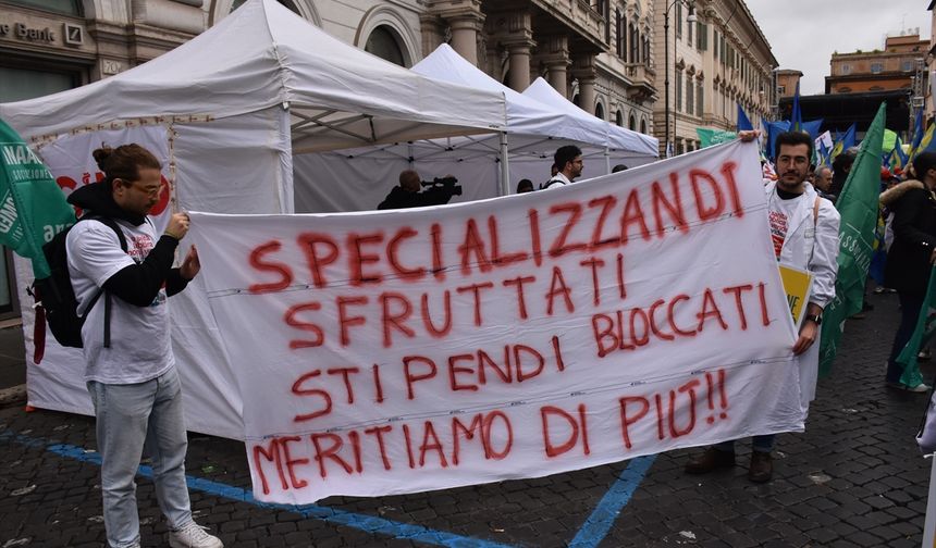 İtalya'da sağlık çalışanları 24 saatlik greve gitti