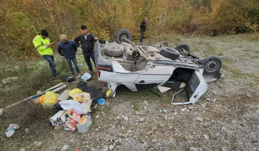 Zonguldak'ta devrilen otomobilde sıkışan çift yaralandı