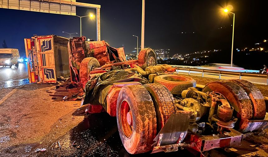 Otomobil taşıyan tırın devrilmesi sonucu sürücü yaralandı