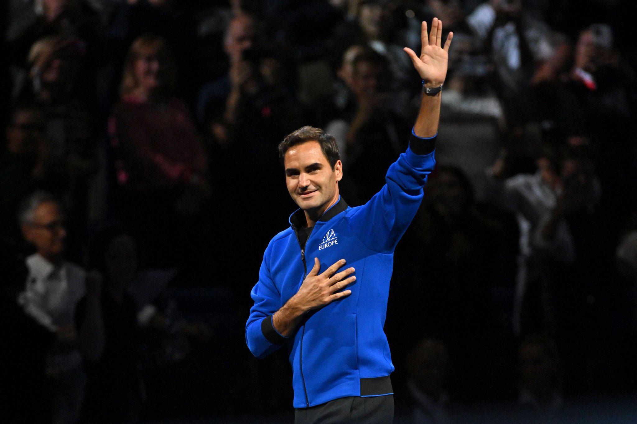 Roger Federer kortlara veda etti