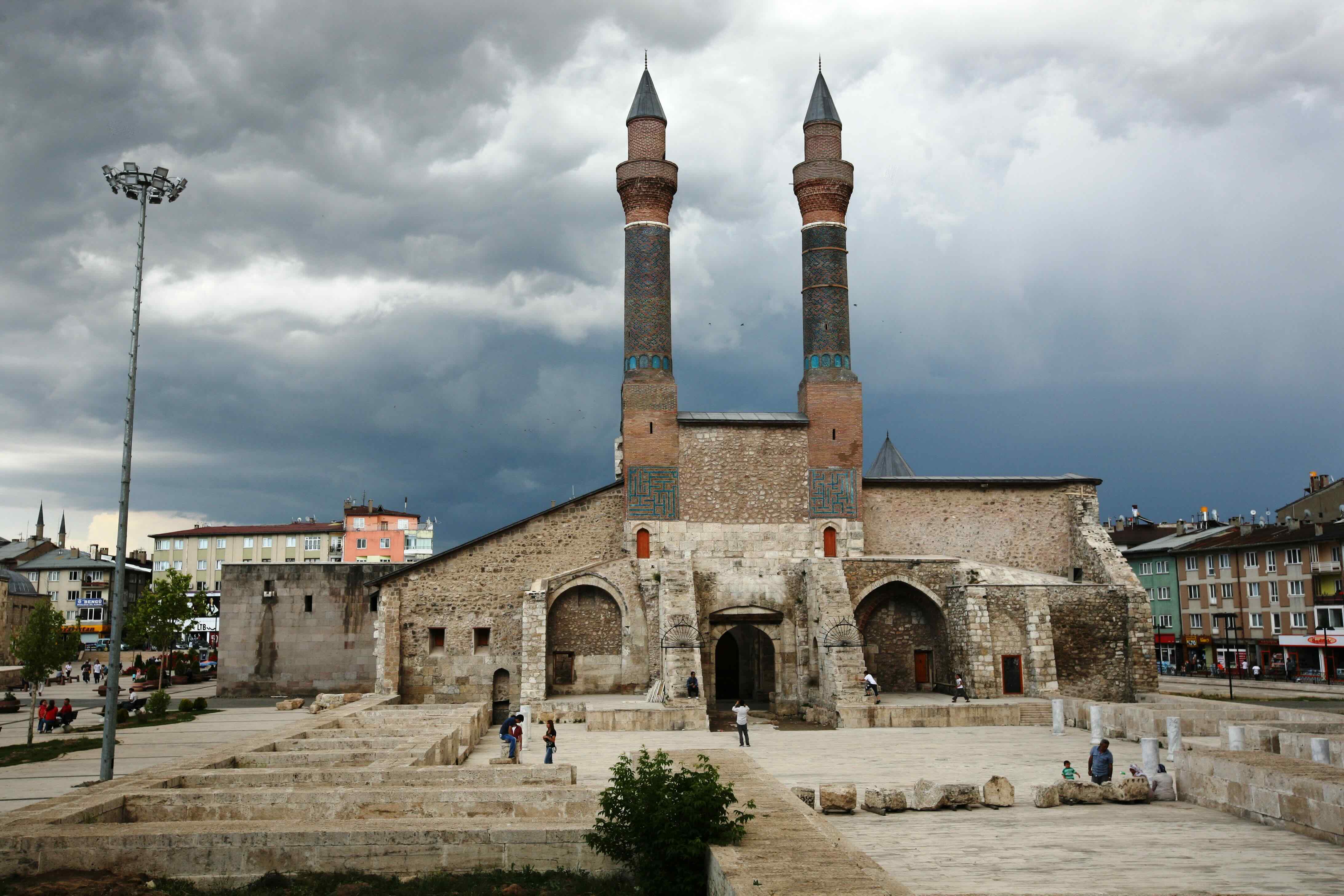 Çifte Minareli Medrese 1