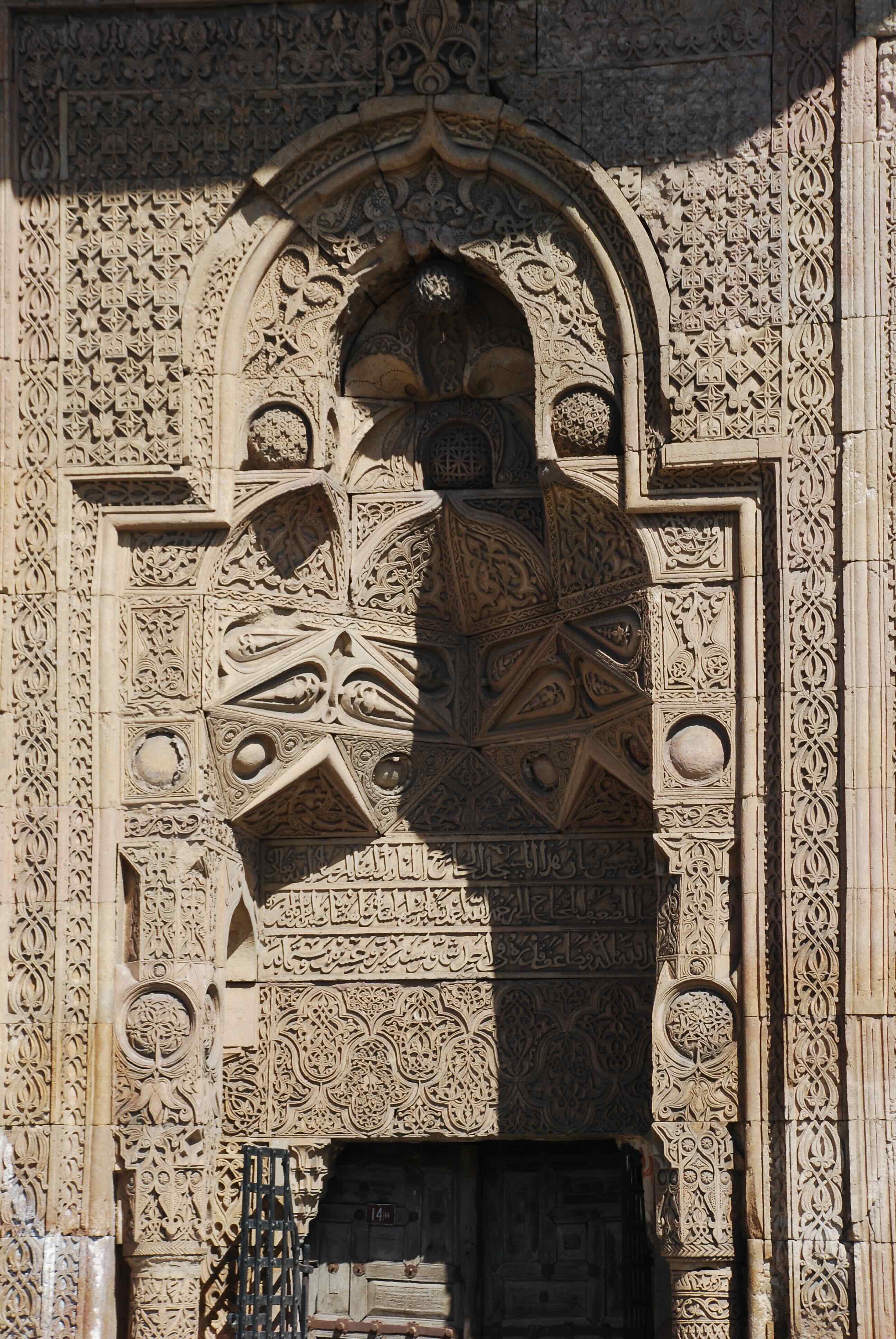 Divriği Ulu Camii Ve Darüşşifası Cami Giriş Kapısı Namaz Kılan İnsansilüeti